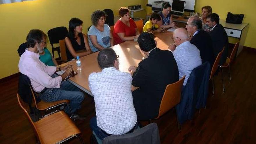 Reunión entre la Plataforma da Sanidade y el conselleiro. // G.N.