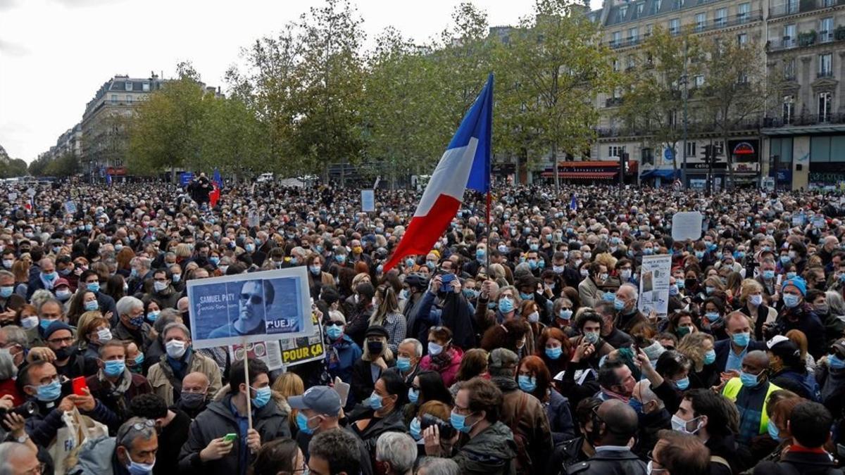 Miles de manifestantes en la plaza de la República de París, este domingo.