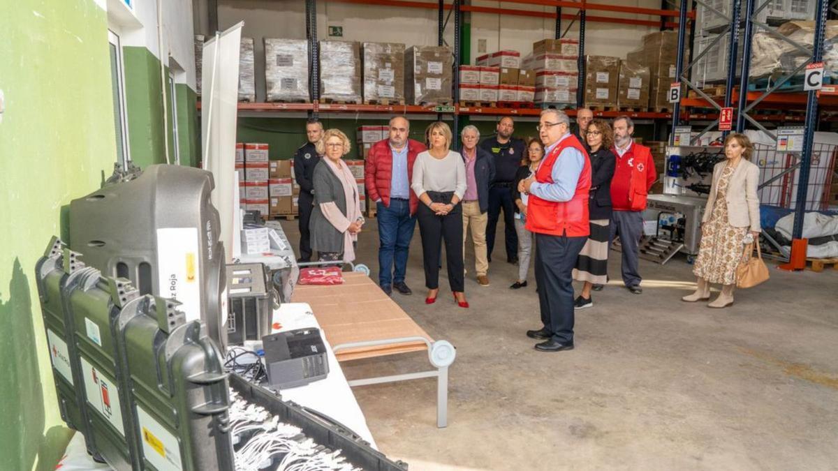 Visita de Arroyo a las instalaciones de Cruz Roja en el Polígono Cabezo Beaza, ayer | FELIPE G. PAGÁN