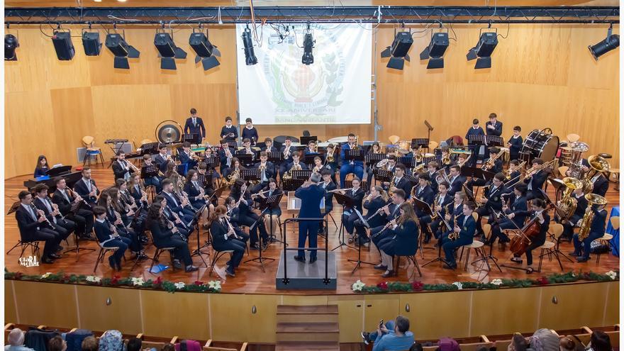La banda infantil de Santa Cecília celebra veinte años de música en Cullera