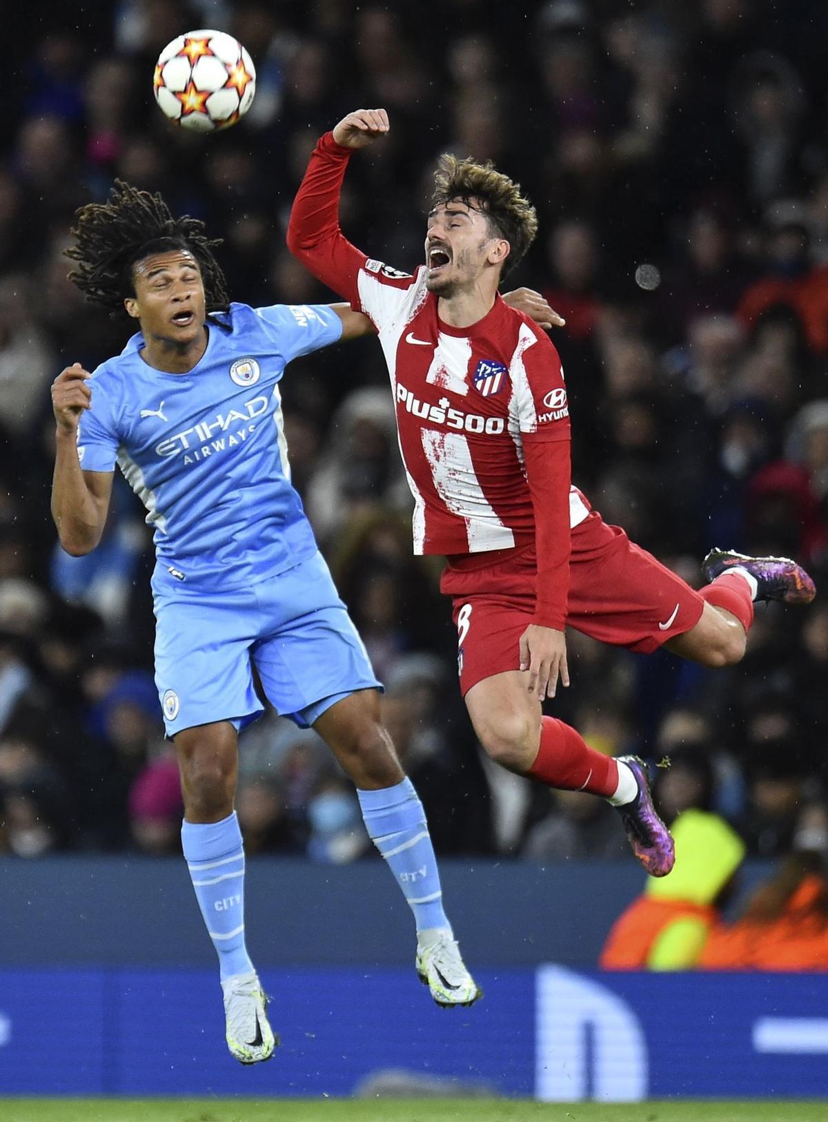 Manchester (United Kingdom), 05/04/2022.- Nathan Ake (L) of Manchester City in action against Antoine Griezmann (R) of Atletico Madrid during the UEFA Champions League quarter final, first leg soccer match between Manchester City and Atletico Madrid in Manchester, Britain, 05 April 2022. (Liga de Campeones, Reino Unido) EFE/EPA/PETER POWELL
