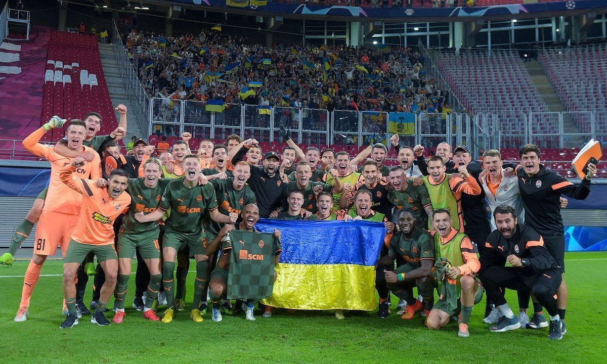 Los jugadores del Shakhtar celebran el triunfo sobre el Leipzig en Champions.  /