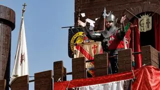 Cocentaina despide sus Moros y Cristianos a golpe de pólvora con las Embajadas y el Alardo