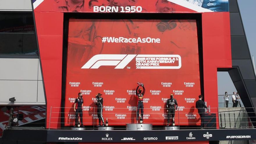 Max Verstappen , Lewis Hamilton i Valtteri Bottas al podi del Gran Premi 70è Aniversari