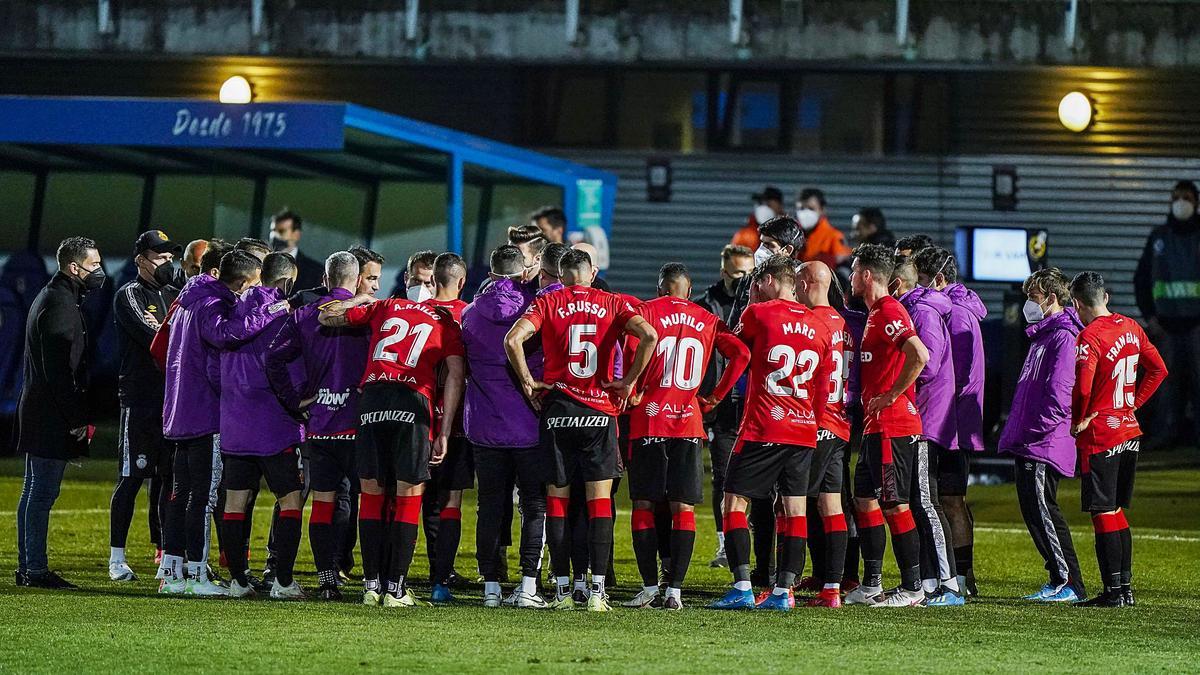 Luis García formó una piñacon sus jugadores al finaldel partido.