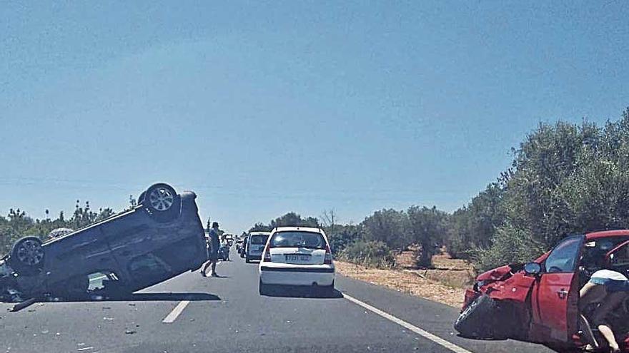 Vuelca un coche en un aparatoso accidente