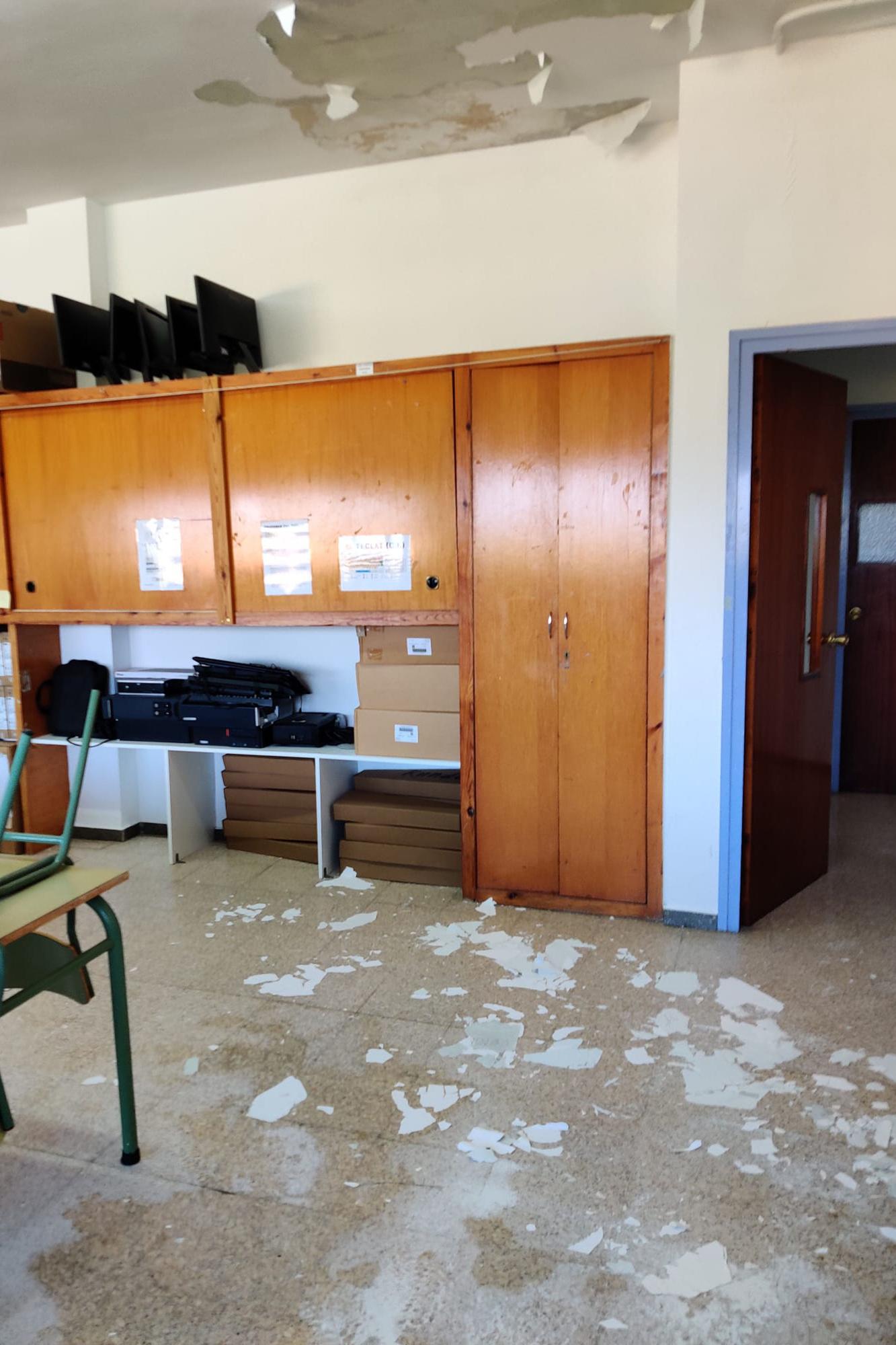 Una classe de l&#039;escola Joan Margarit amb el terra ple de guix que ha caigut del sostre arran de les fortes pluges del cap de setmana