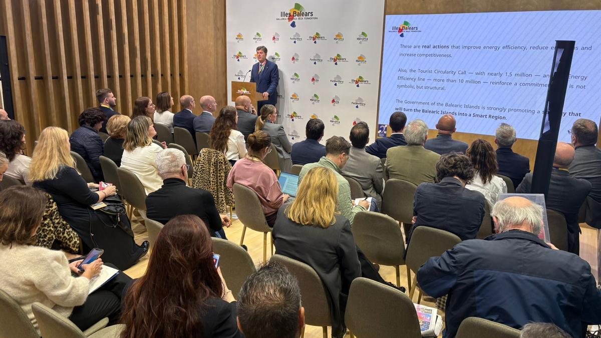 El conseller Jaume Bauzà en la feria World Travel Market, en Londres, este martes, durante su presentación del destino Baleares.