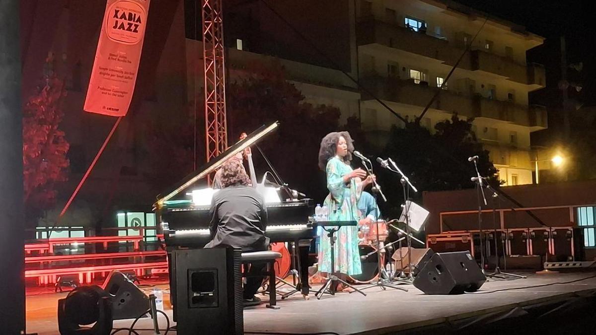 La vocalista de jazz Shenel Johns contagió su energía desbordante a todo el público