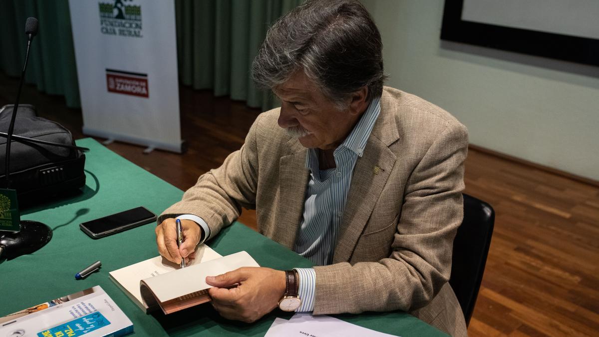 Javier Urra firma un ejemplar de su nuevo libro