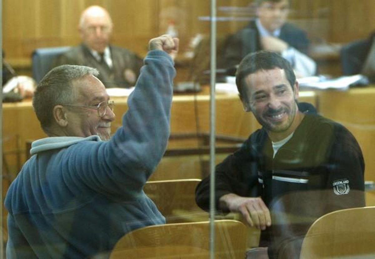 Els membres dels GRAPO Manuel Pérez MartÍnez, el ’camarada Arenas’, a l’esquerra, i Jorge García Vidal saluden a l’Audiència Nacional. Els membres dels GRAPO Manuel Pérez MartÍnez, el ’camarada Arenas’, a l’esquerra, i Jorge García Vidal saluden a l’Audiència Nacional.