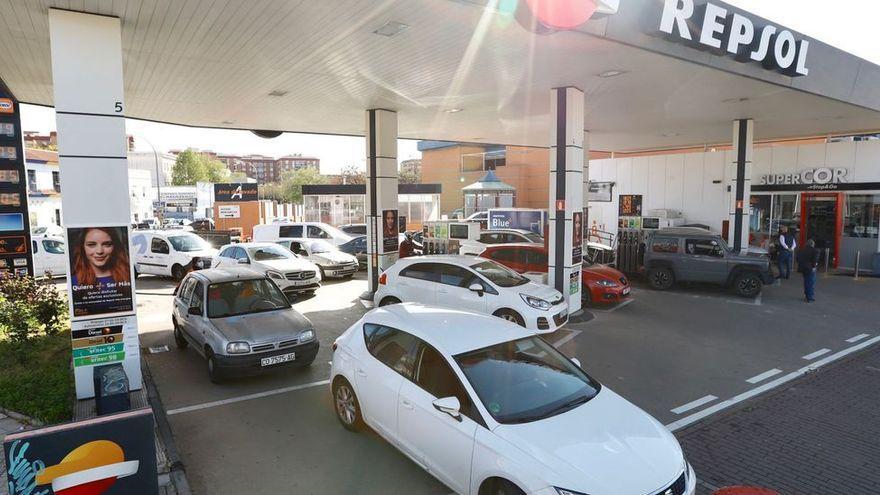 Las gasolineras aumentan sus ventas un 30% en el primer día del descuento al combustible