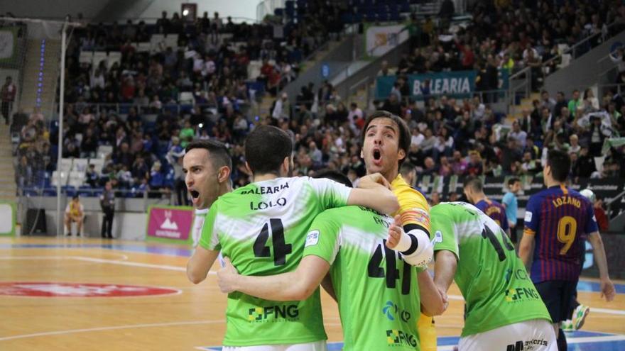 Los jugadores del Palma Futsal celebran uno de los tres goles al Barcelona Lassa.