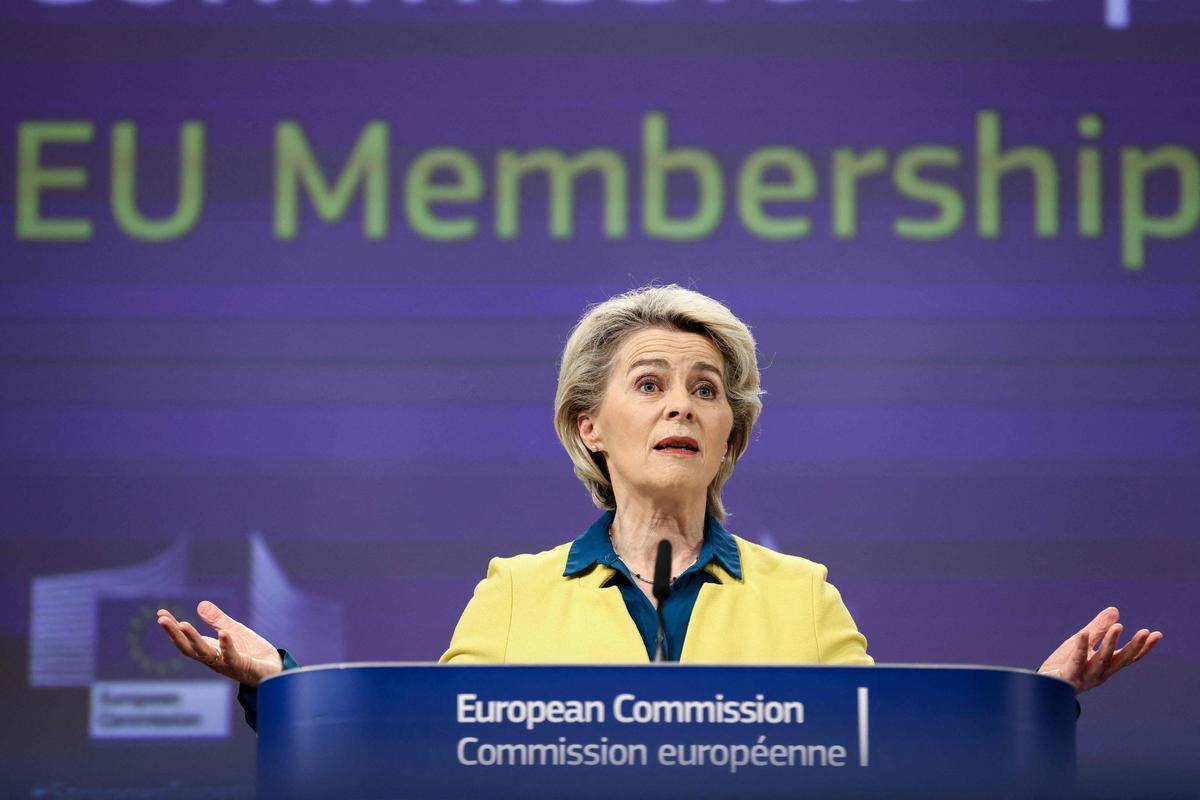 Von der Leyen vestida con los colores de la bandera de Ucrania.