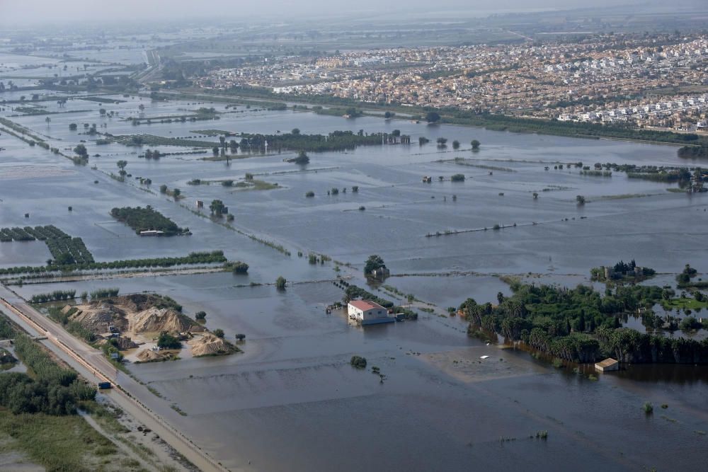 Aspecto de la huerta de San Fulgencio y Guardamar totalmente anegada con las urbanizaciones de La Marina a la derecha