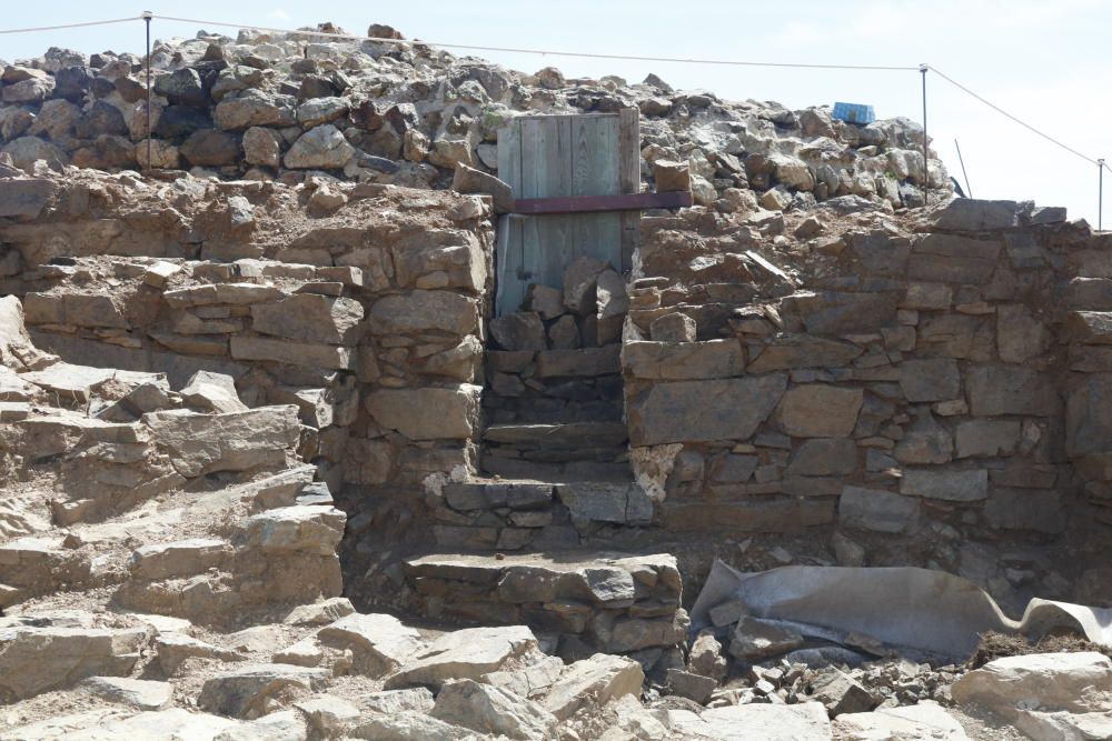 Les escales i l'entrada que han aparegut a una de les bestorres del jaciment de Campelles aquest juliol del 2017.