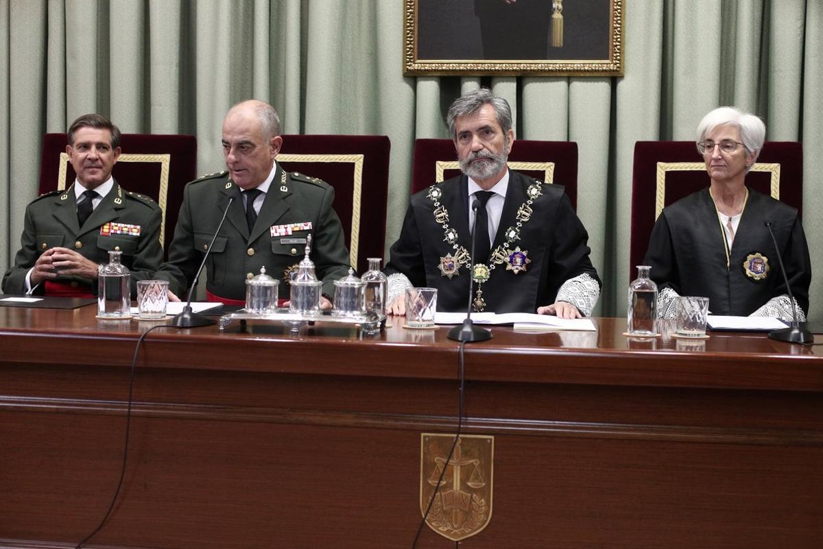 (I-D) El general de brigada y vocal de Tribunal Militar Central, GerÃ³nimo DomÃ­nguez; el presidente del Tribunal Militar Central, Carlos MelÃ³n; el presidente del Tribunal Supremo y del Consejo General del Poder Judicial, Carlos Lesmes; y la Fiscal General del Estado, MarÃ­a JosÃ© Segarra, durante el acto por la apertura del AÃ±o Judicial en la jurisdicciÃ³n militar, en Madrid (EspaÃ±a), a 29 de octubre de 2019.