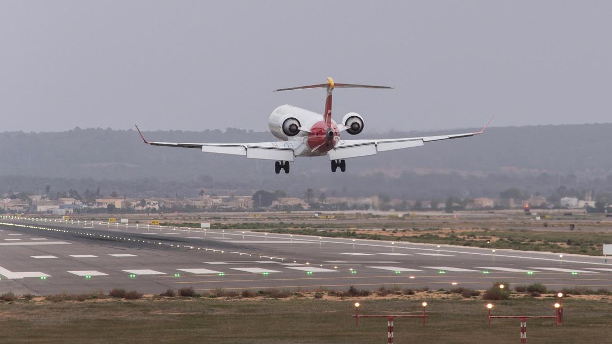 Ein Flugzeug landet am Flughafen von Palma de Mallorca.