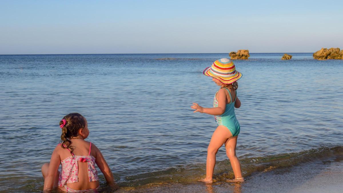 Dues nenes a la platja