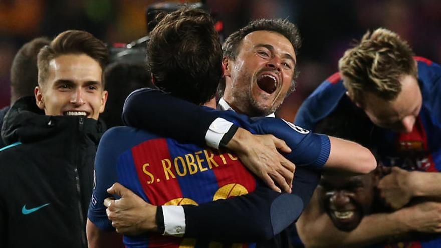 Luis Enrique se abraza a Sergi Roberto.