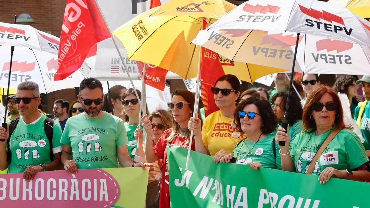 Las organizaciones Stepv, UGT PV y CC. OO. PV han dirigido al profesorado una encuesta telemática con cuatro posibilidades que giran en torno al 11 de mayo o bien ya el 25. Los docentes tienen hasta el viernes para contestar. CONFLICTO EDUCATIVO. LOS PROFESORES VOTARAN SI VAN A LA HUELGA INDEFINIDAD A PARTIR DEL 11 DE MAYO