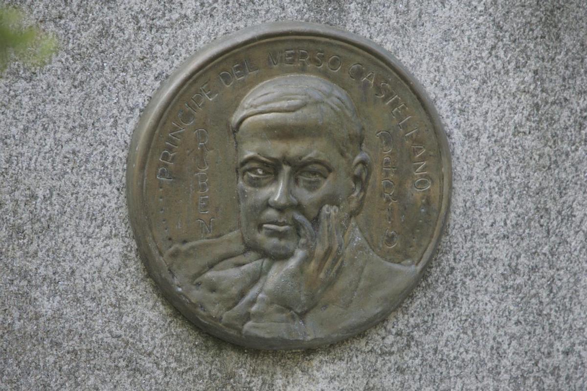 Medalla dedicada a Rubén Darío, situada en los Jardines de Agricultura de Córdoba. | FRANCISCO GONZÁLEZ