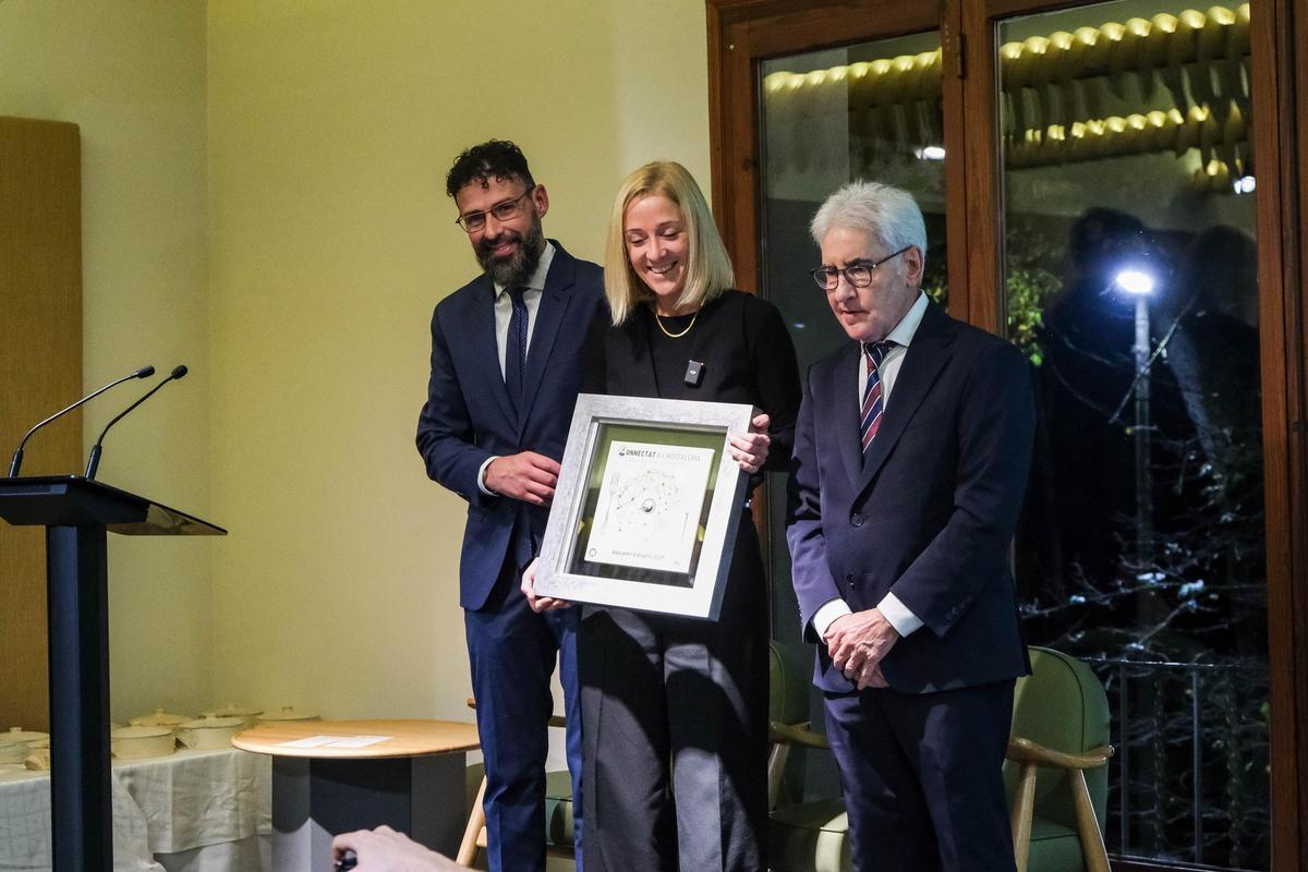 D’esquerra a dreta: Gerard Xifra, president de l’Associació d’Hostalatge de la Garrotxa; Sílvia Del Moral, responsable de Del Moral, i Antonio Escudero i Martinez, president de l’Associació d'Hostaleria de les comarques de Girona.