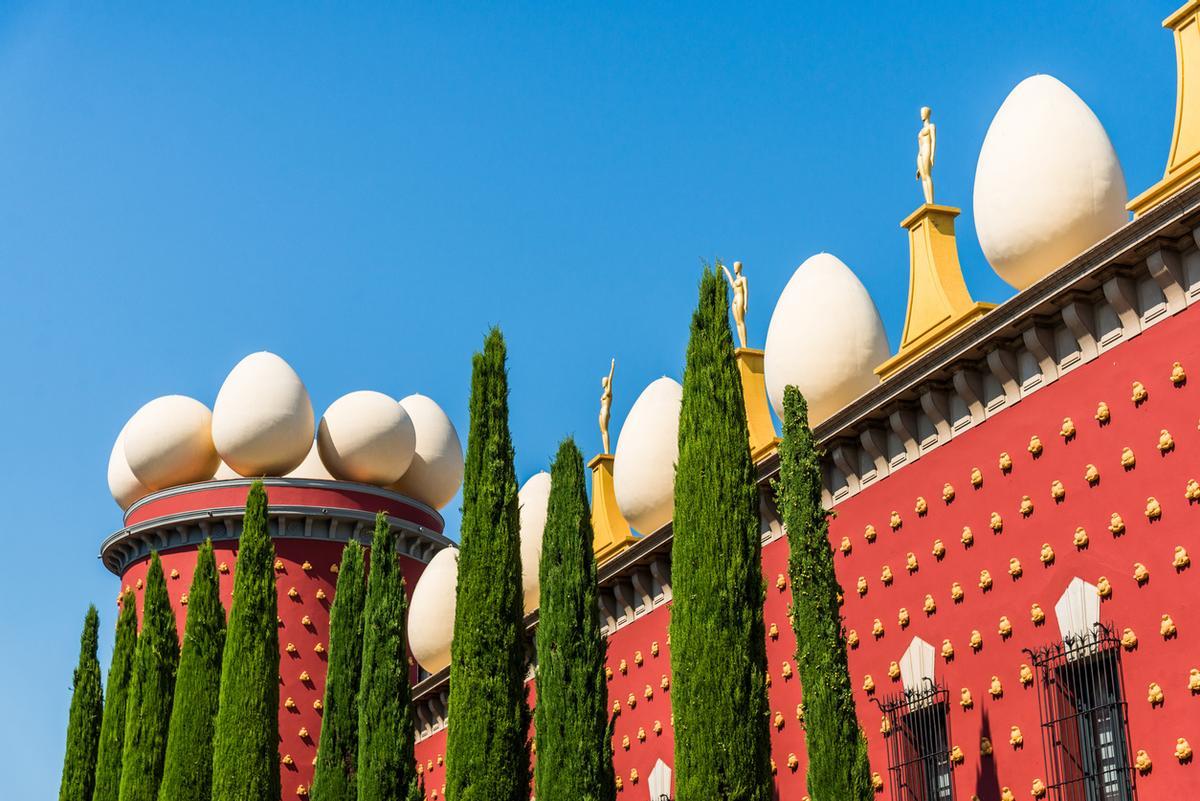 Algunos de los huevos que coronan la fachada de la Torre Galatea