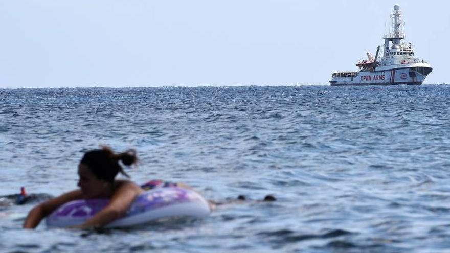 El barco español &quot;Open Arms&quot; visto desde Lampedusa. // Reuters
