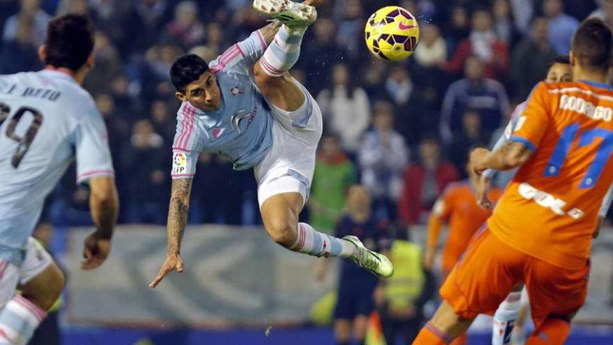 Pablo Hernández realiza un salto acrobático para rematar un balón durante el choque disputado anoche en Balaídos. // Marta G. Brea