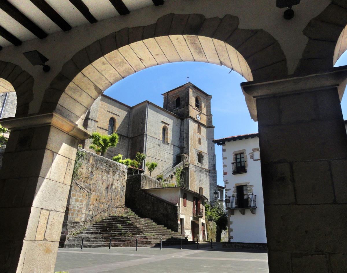 La iglesia de San Esteban en el centro de Vera de Bidasoa