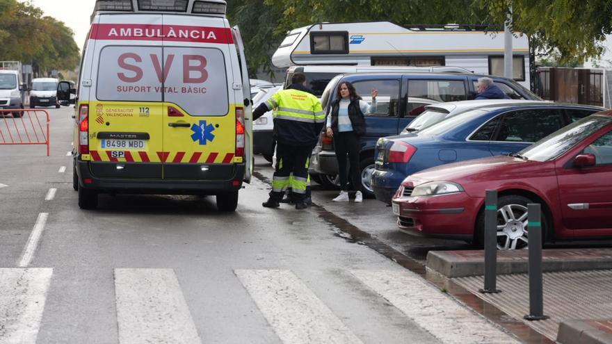 Heridos un menor y una mujer en un choque entre dos turismos y un patinete en Castellón