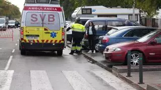 Heridos un menor y una mujer en un choque entre dos turismos y un patinete en Castellón