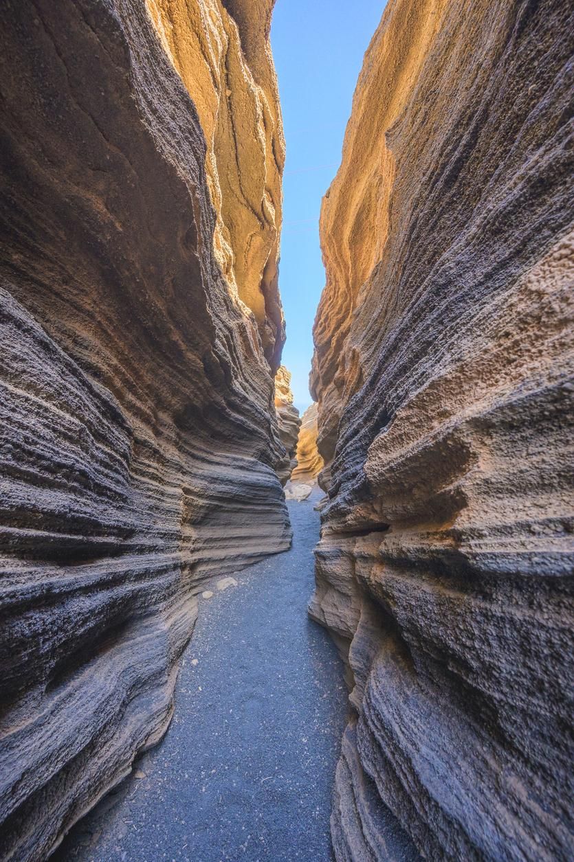 ¿Andar entre paredes de lava? Así son Las Grietas de Lanzarote.