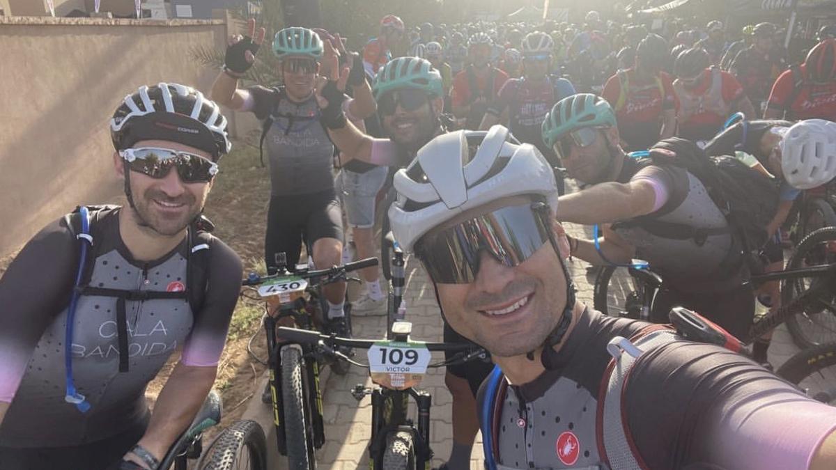 David Ferrer con sus compañeros antes de la salida de equipo