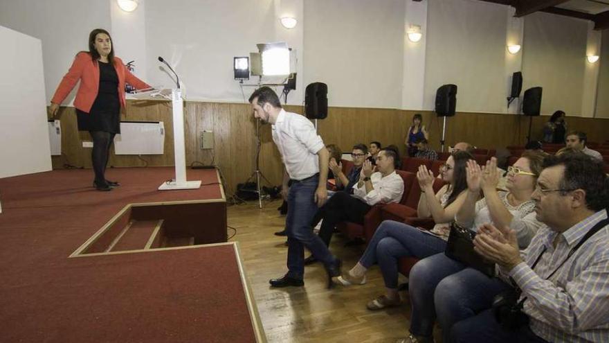 Sandra Veleda y Luis Tudanca, anoche, en el acto de las Juventudes Socialistas benaventanas.