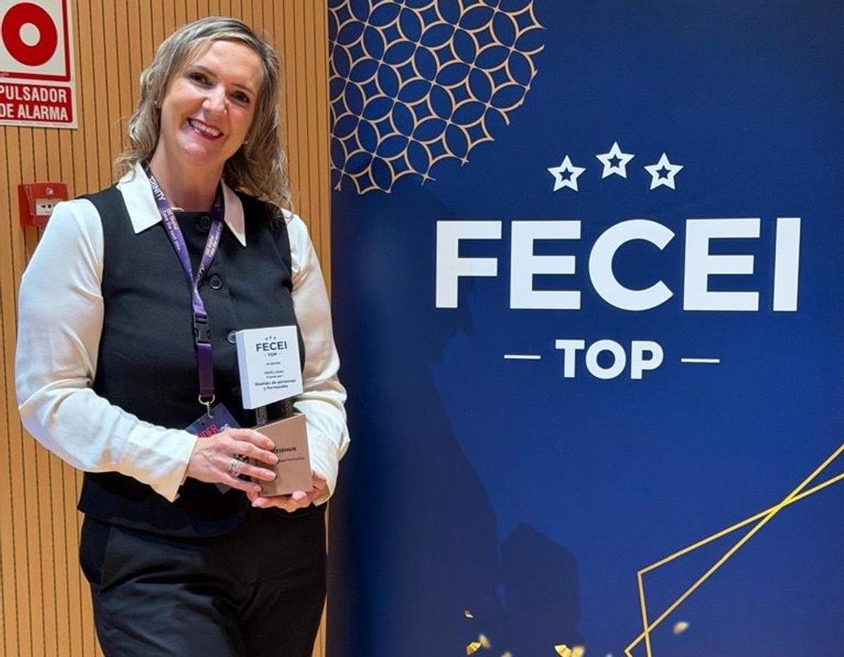 Kate Stuar, directora de Native English en los premios FECEI en representación de ACEIMUR.