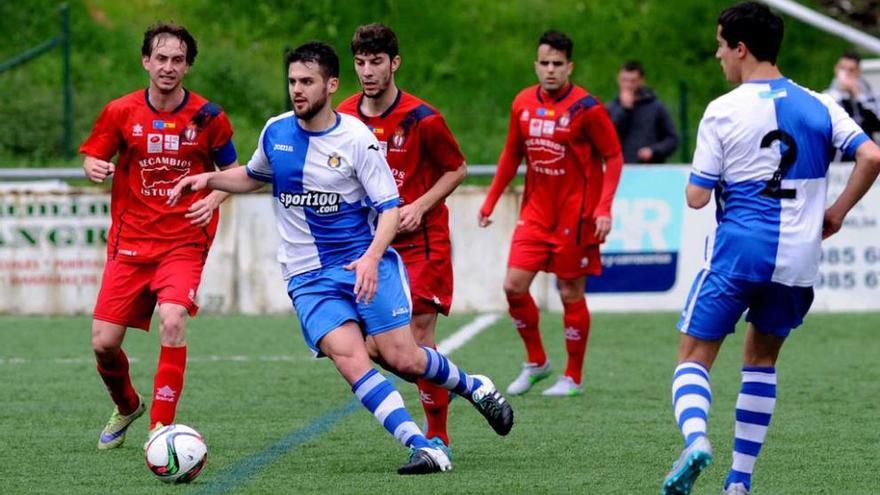 Borja Álvarez, con la camiseta del Tuilla, en un partido ante el Astur.