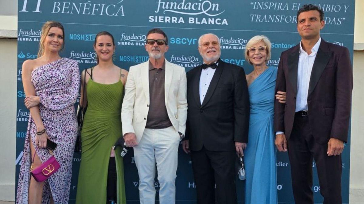 Antonio Banderas, ayer, con organizadores de la cita solidaria.