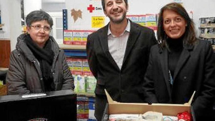 Els responsables del negoci d&#039;alimentació fent la donació dels lots