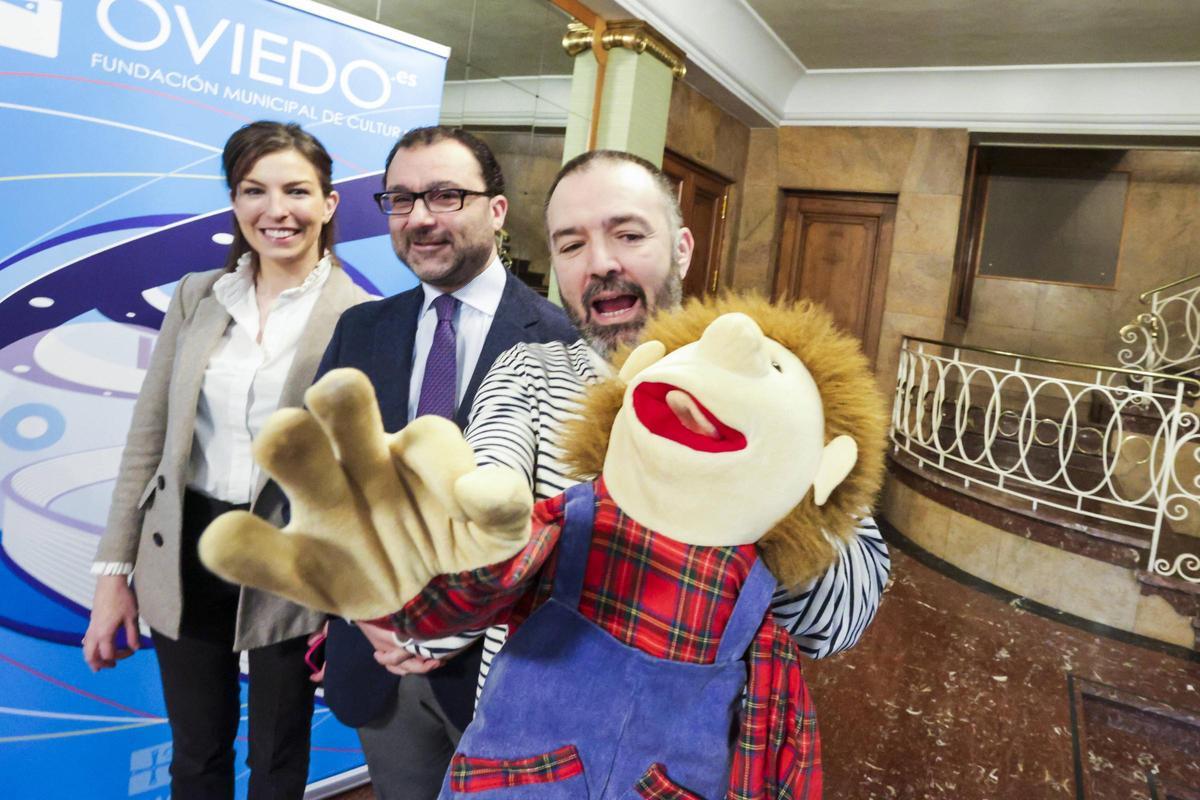 Gustavo Moral, con la marioneta Evaristo, David Álvarez y Lourdes García, antes de los recitales.