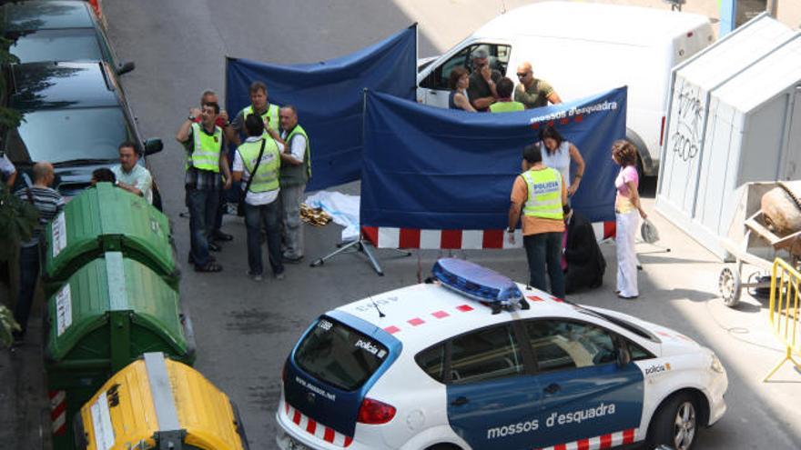 Lugar de la calle Riu Sert de Girona donde cayó esta mañana el cuerpo de una mujer.