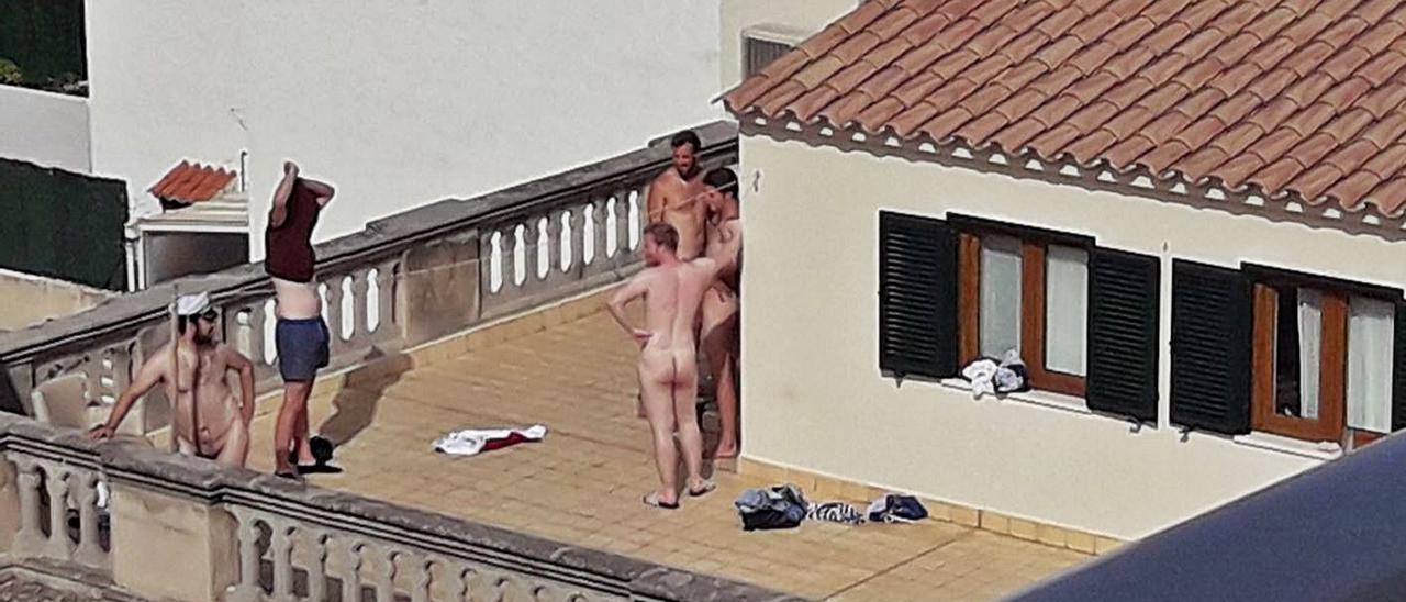 Turistas desnudos en una terraza de un alquiler vacacional de Santa Catalina. | J.L.A.