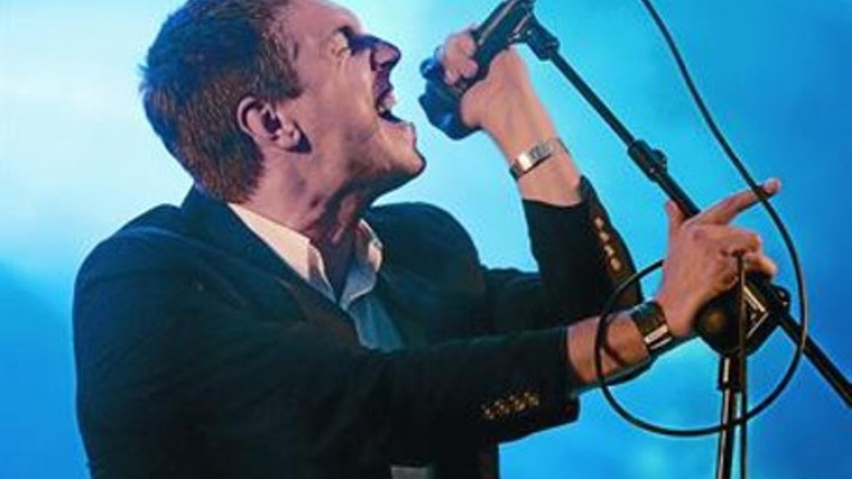 Hamilton Leithauser, líder de The Walkman, durante el concierto del miércoles en el Arc de Triomf.