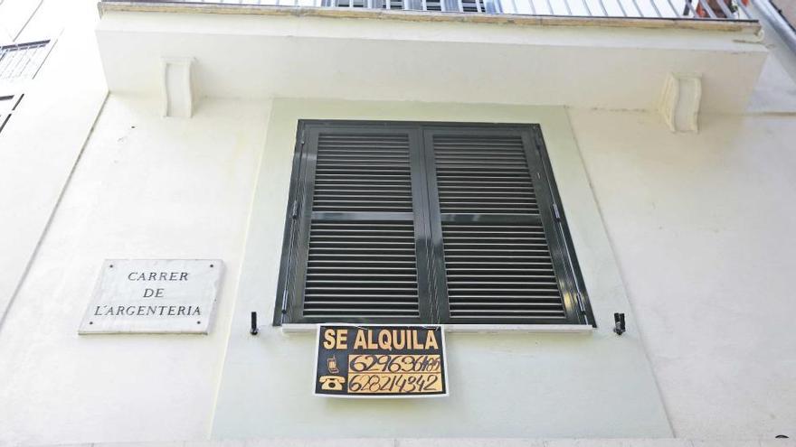 Los carteles de &quot;se alquila&quot; vuelven al centro de Palma: en la imagen, un piso ofertado esta misma semana.