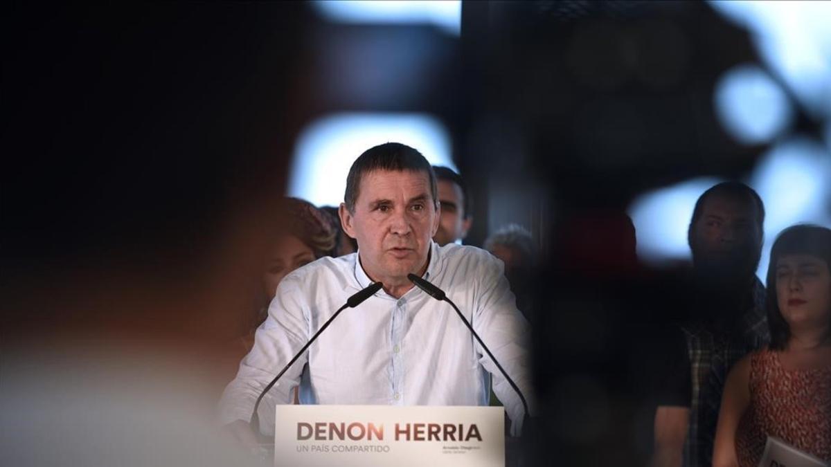 rjulve35356649 basque separatist leader arnaldo otegi speaks during a press160902180407