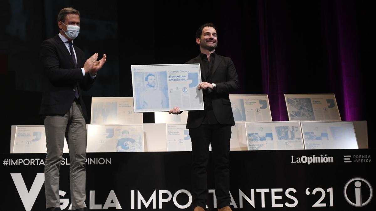 Luis López Carrasco recibe el Premio Importante enero de manos de Marcos Ortuño, consejero de Presidencia, Turismo, Cultura y Deportes de la CARM