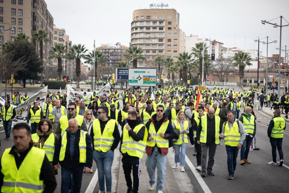 En imágenes | Los protestas agrícolas vuelven a las puertas de La Aljafería