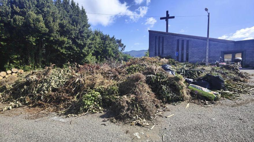 Los restos de podas acumulados tras el cementerio causan que