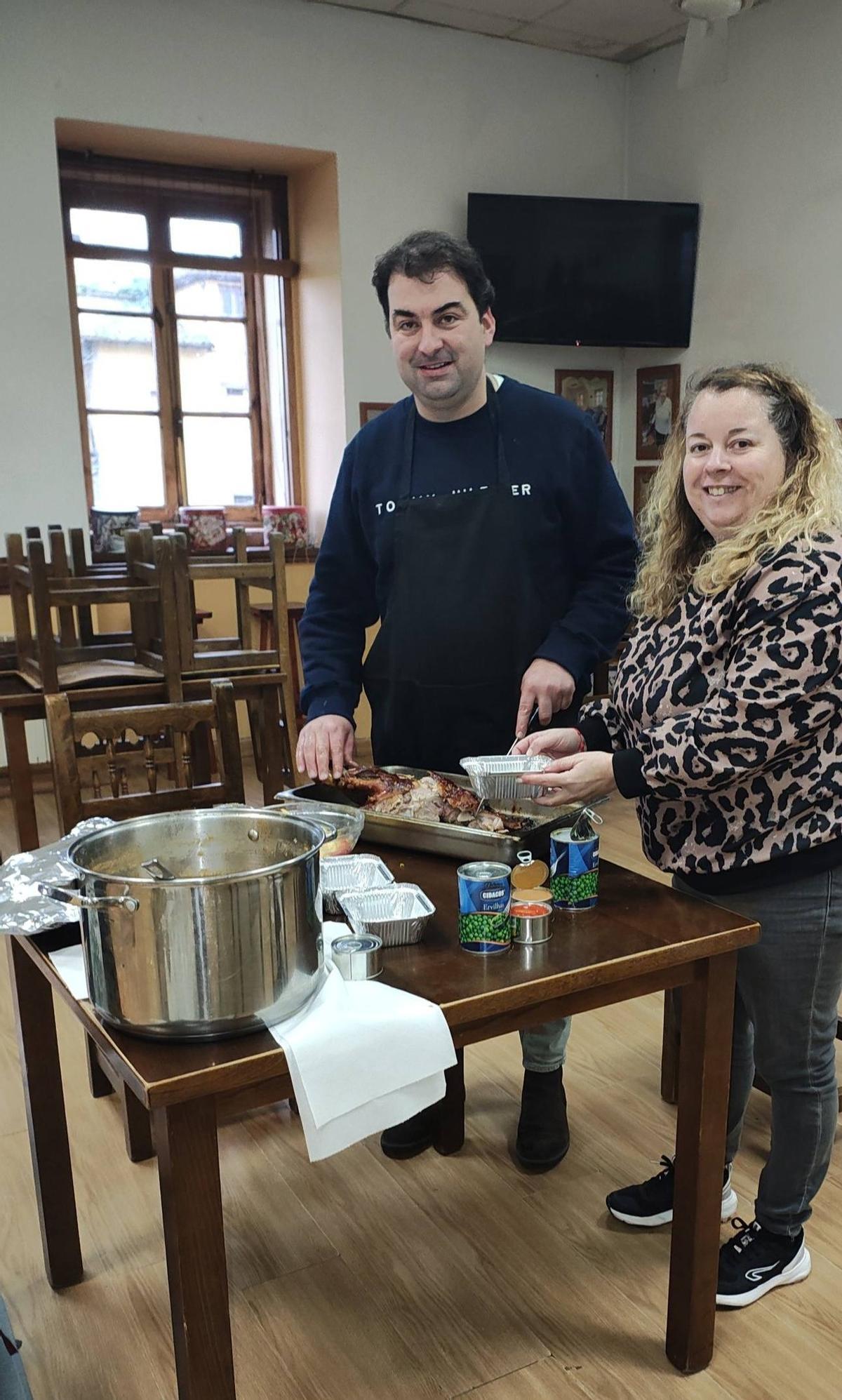 El Alcalde y la vicealcaldesa, Ana Pérez Feito, preparando el envasado de los menús.